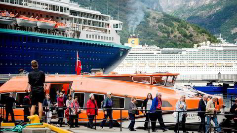 Dagens momsstruktur med fire satser bremser verdiskaping og vekst i små og mellomstore reiselivsbedrifter, skriver artikkelforfatterne. Her noen av de cirka 300.000 cruiseturistene som besøker Geiranger i sommer.