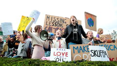 Fram til politikarane sluttar med dette hykleriet – å snakke om at klimakrisa er viktig, samstundes som dei held fram med det som øydelegg framtida vår – vil ungdom fortsette å protestere. Her streikar skuleelevar framfor Stortinget for miljøet.