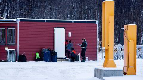 Flyktningene som kom til Norge over Storskog fra Russland, ble intervjuet utenfor brakkene, én og én. Foto: Adrian Nielsen