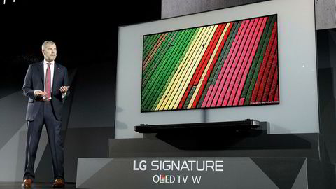 David VanderWaal, markedsdirektør for LG Electronics USA, viser frem LG Signature OLED TV W under LGs pressekonferanse på CES 2017.
