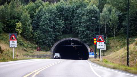 Mediene har med god grunn spurt om tunnelen vil tåle et jordskjelv tilsvarende skjelvet i 1904. Norsar har svart at Oslofjord-tunnelen ligger i et av de mest utsatte områdene nord for Alpene. At tunnelen vil bli skadet ved et stort skjelv, er sannsynlig, skriver innleggsforfatterne.