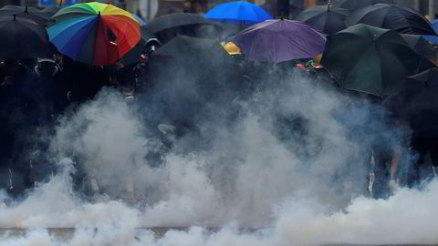 Bildet viser anti-myndighetsdemonstranter fra tirsdag formiddag. Kina feirer sin nasjonaldag i dag, 1. oktober.