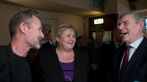 Forfatter Jo Nesbø og statsminister Erna Solberg ønsket Brown velkommen på Schrøder i Oslo.