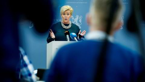 Finansminister Siv Jensen åpner igjen døren på gløtt for investeringer i unotert infrastruktur i Oljefondet, men hennes eget parti er skeptisk.