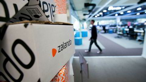 Nordmenn shoppet for rundt to milliarder kroner hos Zalando og Boozt i fjor. De to nettbutikkene har en returandel på henholdsvis 50 og 40 prosent.
