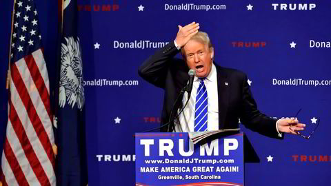 Investorene ser ikke lyst på det hvis Donald Trump skulle bli valgt til USA neste president. På bildet trekker han håret sitt bakover under en tale ifjor høst for å bevise at han ikke har tupé. Foto: Richard Shiro/AP Photo/NTB scanpix