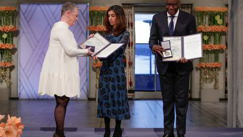 Nadia Murad og Denis Mukwege mottar Nobels fredspris i Oslo rådhus mandag. Prisen blir overrakt av Berit Reiss-Andersen, leder av Nobelkomiteen.
