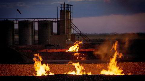 Gassflammene lyser opp som tusener av sankthansbål rundt oljeboom-byen Williston i Nord-Dakota.