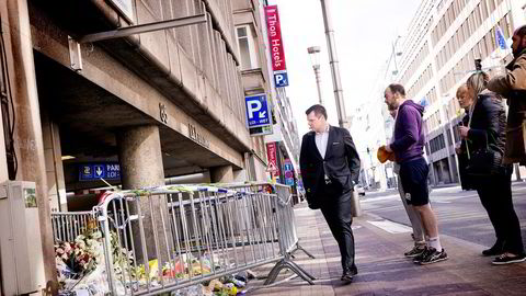 Nils Hauge (i dress) er sjef for Thons åtte hoteller i Brussel. Det er lukten av støv og eksplosiver han husker best fra terrordagen i Brussel tirsdag, da metrostasjonen like ved Thon Hotel EU var et av målene. Foto: Gunnar Lier