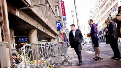 Nils Hauge (i dress) er sjef for Thons åtte hoteller i Brussel. Det er lukten av støv og eksplosiver han husker best fra terrordagen i Brussel tirsdag, da metrostasjonen like ved Thon Hotel EU var et av målene. Foto: Gunnar Lier