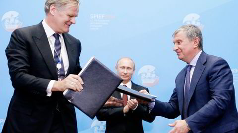 SIGNERTE. Intensjonsavtalen ble signert i St. Petersburg av Tor Olav Trøim (til venstre) og Rosneft-sjefen Igor Setsjin (til høyre) i mai, med president Vladimir Putin tilstede. Foto: Sergei Karpukhin, Reuters/NTB Scanpix