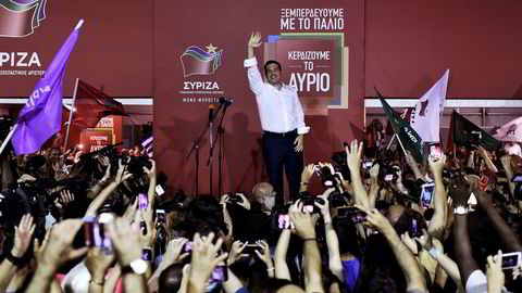 TS Leader of the Greek radical-left Syriza party 
                  Leder av det venstreradikalet partiet Syriza, Alexis Tsipras, vinker til sine tilhengere under valget søndag 20. september. Han fikk støtte fra folket til å danne ny regjeringen - men ikke alene. FOTO: