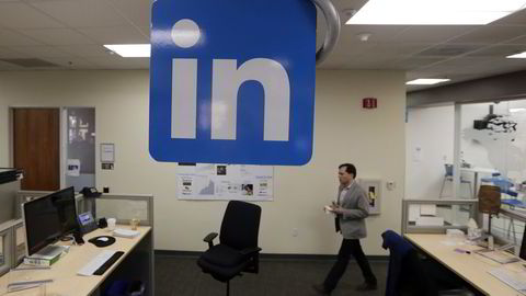 En ansatt går gjennom LinkedIns hovedkontor i California, USA. FOTO: