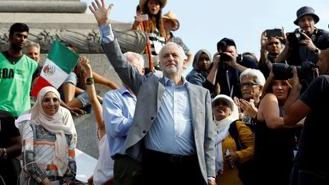 I Storbritannia står Labour-leder Jeremy Corbyn – som kan bli landets neste statsminister – midt i en politisk storm, der han blir beskyldt for manglende vilje til å ta et oppgjør med antisemittisme i sitt eget parti. Her under en anti-Trump-demonstrasjon i London 13. juli.
