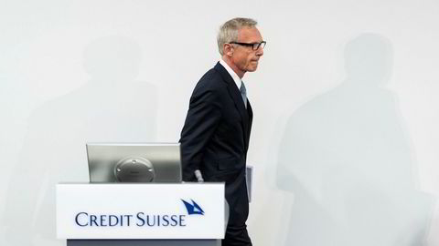Credit Suisse-styreleder Urs Rohner på vei inn til en hastig innkalt pressekonferanse i Zürich tirsdag. Der sa han blant annet at banken var kjent med dødsfallet til sikkerhetskonsulenten og uttrykte sine dypeste kondolanser.
