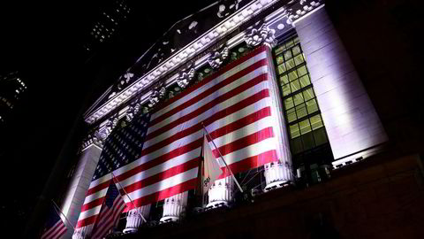 Avbildet er et amerikansk flagg hengende over New York-børsen i USA.