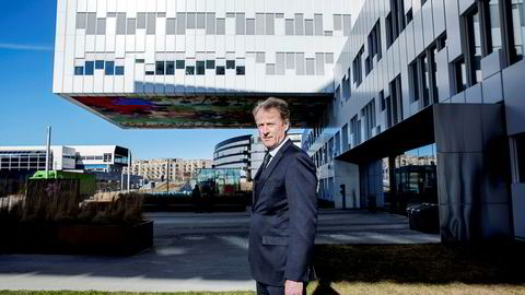 Det er ennå ikke gått to år siden Øystein Løseth ble styreleder i Statoil. Nå vil han allerede gjøre noe annet. Her foran Statoil-kontoret på Fornebu.