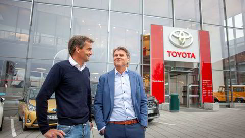 Bauda, Norges største Toyota-forhandlerkjede har levert gode tall tross mangel på elbil. Til venstre styreformann og eier Henrik Baumann sammen med konsernsjef Geir Guthus utenfor Baudas hovedkontor på Økern i Oslo.