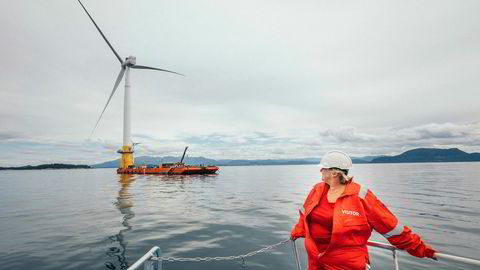 Med Hywind går Statoil foran med flytende turbiner. Dette åpner for å utnytte de rike vindressursene over dypt vann og gir tilgang til nye markeder, skriver artikkelforfatteren. Her statsminister Erna Solberg (H) på båttur for å få se Hywind-prosjektet på Stord.