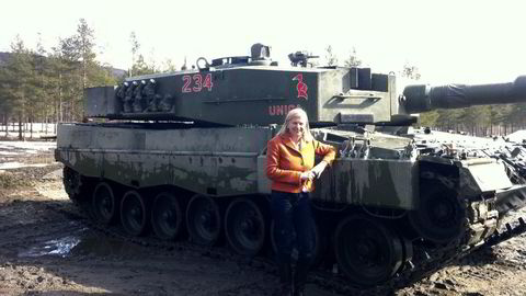 Professor Janne Haaland Matlary har nylig vært på Setermoen for å forelese for blant annet Panserbataljonen. Her foran en Leopard 2, hærens tyngste våpen. Foto: Privat