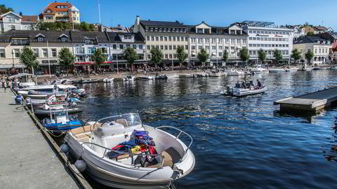 Forikringsselskapene peker på økt båttrafikk som en følge av det fine været når de skal forklare den kraftige økningen i havarier. Bildet er fra Pollen i Arendal.