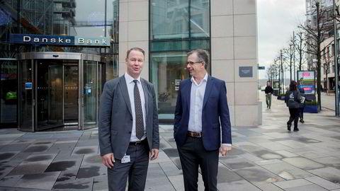 Einar Espolin Johnson (fra høyre) har forhandlet en ny storkundeavtale i Danske Bank, på vegne av Akademikerne. Både han og landssjef Trond F. Mellingsæter i Danske Bank sier hvitvaskingsskandalen har spilt inn, men banken fikk fornyet tillit.