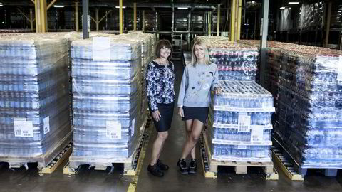 Som trainee ble Susanne Klevar (til høyre) fra Jar i Bærum tildelt ansvaret for en av Coca-Colas største norgeslanseringer i år. Hr-sjef Ellen Skaarnæs mener selskapet må tilby spennende oppgaver for å holde seg attraktivt som arbeidsgiver. Foto. Adrian Nielsen