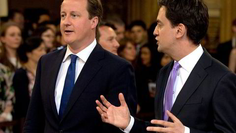 David Cameron (til venstre) og de konservative og Labour-leder Ed Miliband står helt likt få dager før valget. 
                  Foto: Alastair Grant, AP/NTB Scanpix