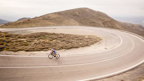 Spanias tak. Nesten 2300 meter over den spanske kystlinjen og Malaga, har triatlet Kristian Blummenfelt funnet sitt treningsparadis. Sierra Nevada har alt han trenger: et svømmebasseng, endeløse stier og Europas lengste motbakker