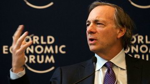 Ray Dalio har grunnlagt verdens største hedgefond og forvalter verdier for rundt 150 milliarder dollar. Han tror aksjemarkedet skal oppover. Her fra World Economic Forum i Davos et tidligere år.