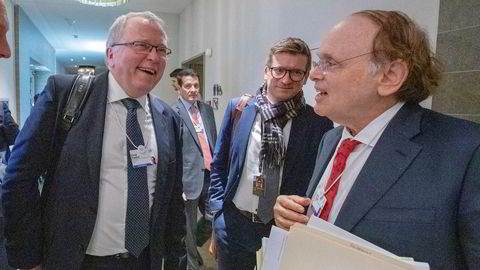 Equinor-sjef Eldar Sætre gikk rett i møte med analyseveteran Daniel Yergin (t.h) fra IHS Markit etter møtet med andre oljetoppsjefer på Ameron Hotel i Davos. I midten Sætres rådgiver Glenn Eide.