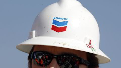 Den amerikanske oljekjempen Chevron skal kutte ytterligere 1.000 stillinger. Foto: REUTERS/Bogdan Cristel