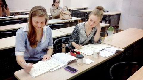I LÆREMODUS. Tonje Kjellevold (til høyre) i klasserommet sammen med sin svenske medstudent Louise Granath. Foto: Privat