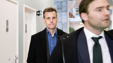 Arne Vigeland (bak) saksøkte styret i RenoNorden for å ha tilbakeholdt informasjon i forbindelse med en emisjon i selskapet. Advokat Nils Christian Langtvedt til høyre.