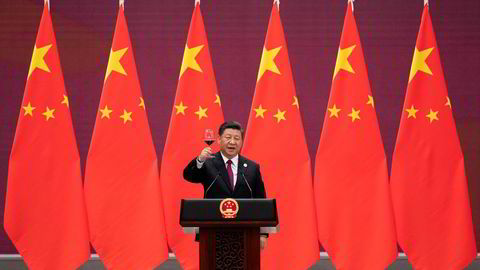 Kina, her ved president Xi Jinping, varsler at de vil slå tilbake mot USA,