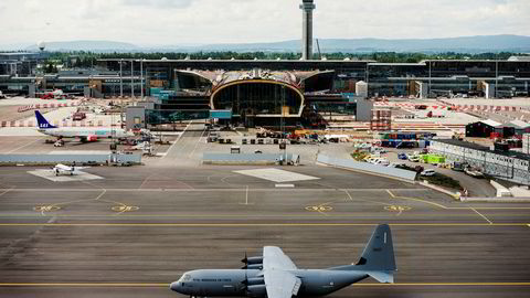 Et av Forsvarets Hercules-fly på Oslo lufthavn. Det er virksomheten til slike fly SAS, Norwegian og Widerøe mener koster dem flere millioner.