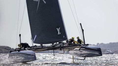 Fart. Under Louis Vuitton America’s Cup World Series konkurrerer lagene i like 45-fots katamaraner. Båtene er utstyrt med seil i form av stive vingeprofiler og hydrofoiler. Vingen skaper fremdrift, mens hydrofoilene skaper løft. Når båten oppnår en viss hastighet, løftes den opp av hydrofoilene – og båtene kan seile tre ganger så raskt som vinden.