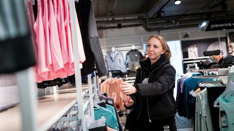 Oliwia Zuzanna Sydor jakter treningsklær på G-Sport i Oslo sentrum. Hvis prisen blir for drøy, velger hun heller et av outletkonseptene.