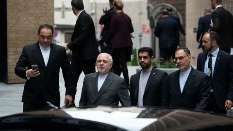 Irans utenriksminister Javad Zarif besøkte Oslo torsdag for samtaler med blant annet statsministeren og utenriksministeren om hvordan atomavtalen kan reddes etter at USA trakk seg ut i fjor. Her er han på vei inn til et foredrag på Nupi (Norsk utenrikspolitisk institutt).