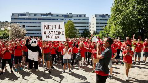 NRK-journalistene har nå vært i streik i en uke. Her fra en demonstrasjon før helgen, med Dagsrevyens Jarle Roheim Håkonsen i front.