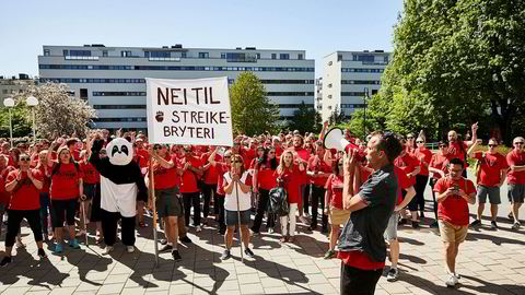 NRK-journalistene har nå vært i streik i en uke. Her fra en demonstrasjon før helgen, med Dagsrevyens Jarle Roheim Håkonsen i front.