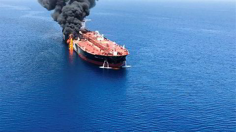 Tankskipet Front Altair begynte å brenne etter det antatte angrepet utenfor kysten av Iran torsdag morgen. Bildet er offentliggjort av det iranske nyhetsbyrået ISNA.