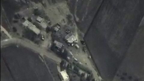 Bilde fra en video som det russiske forsvarsdepartementet offentliggjorde onsdag. Ifølge departementet ble IS-posisjoner i et fjellområde i Syria bombet. Foto: REUTERS/Det russiske forsvarsdepartementet/NTB SCANPIX.
