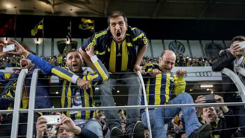 Fare på gjerde. En Fenerbahçe-supporter bikker nesten gjerdet på hjemmebanen der laget ikke har tapt mot erkerivalen Galatasaray siden 1999. Den statistikken har de ingen planer om å bryte denne søndagen