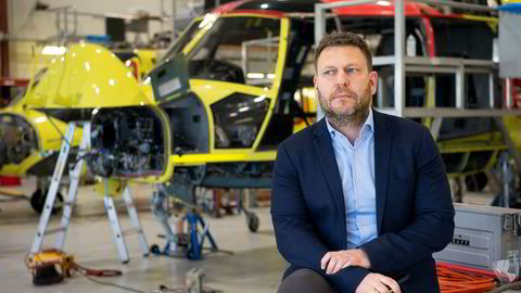 Administrerende direktør Frank Wilhelmsen i Lufttransport reagerer på opplysningene om habiliteten til Helse Nord-styrelederen. Her fra basen på Tromsø lufthavn.
