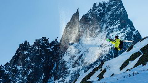 Bratt lekegrind. I Chamonix når ski­kjør­erne bratte fjell og klassiske nedkjøringer rett fra heisen, men den urørte snøen må du ofte gå for å finne. Stian Hagen sparker opp snø til ære for fotografen. Aig du la republique er fjell­nåla til høyre, Grand Charmoz er toppen til venstre i bakgrunnen.
