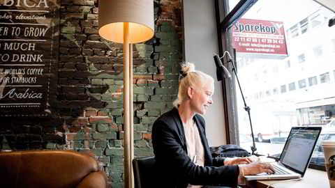 MOTSTAND. – Å dra kredittkortet for å lese nettnyheter er litt krevende, sier Bettina Fuhr Norstein. For tiden bruker hun Starbucks som jobbsøkerkontor. Foto: Gorm K. Gaare