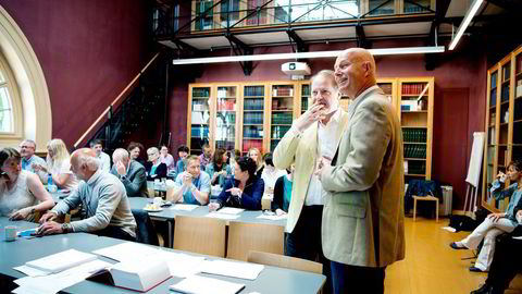 Helsedirektør Bjørn Guldvog (til høyre), her i diskusjon med jusprofessor Mads Andenæs på Universitetet i Oslo fredag. – Dette handler som sterke kommersielle interesser, sier Guldvog. Foto: Mikaela Berg