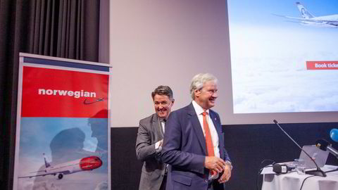 Finansdirektør og fungerende Norwegian-sjef Geir Karlsen (bak) selger flyselskapets bankaksjer bare uker etter at Bjørn Kjos (foran) ga seg som konsernsjef.