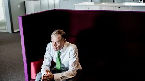 ILDRØDT. SAS-sjef Rickard Gustafson er overrasket av ­fallende billettpriser og må igjen spare en milliardsum. Foto: Fredrik Bjerknes